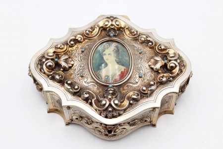 Guarda-jóias em prata com alto relevo, cartela com retrato e interior forrado